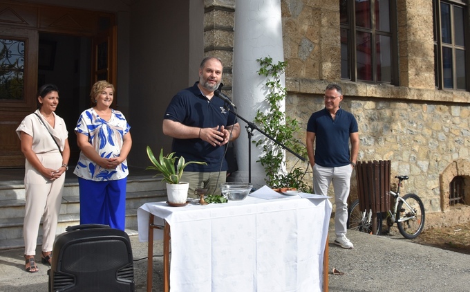 Φωτογραφία Ο Δήμαρχος Νάουσας στον Αγιασμό για τη Νέα Σχολική Χρονιά